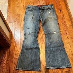 Woman’s destructive guess jeans size 32